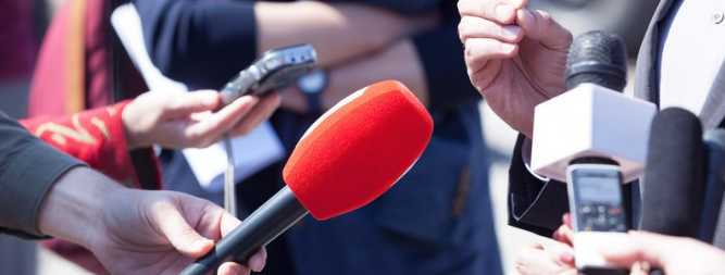 Mediatraining met rode microfoon
